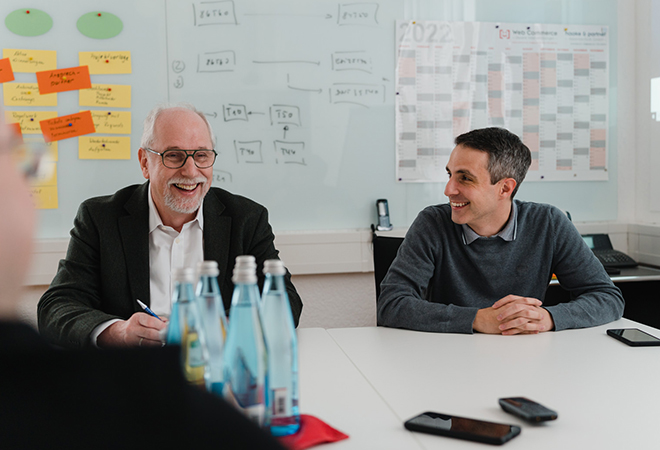 Mitarbeiter lachen in einem Meeting