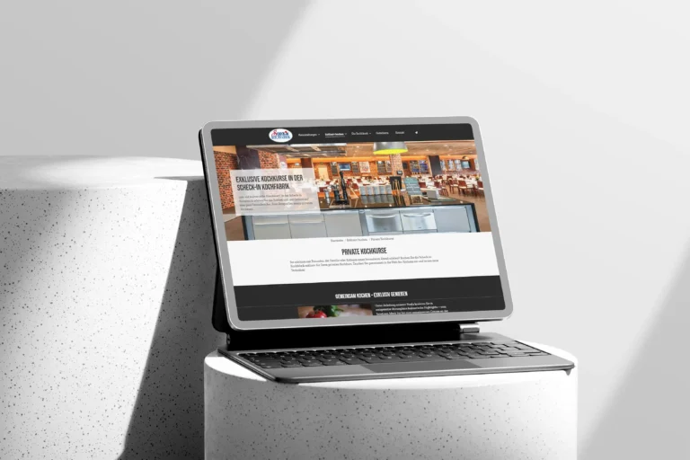iPad steht auf einer Erhöhung und zeigt die Website der Scheck-in Kochfabrik